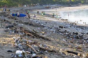 SAMPAH MENGANCAM BALI