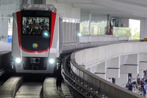 KERETA BANDARA TELAH RESMI BEROPERASI DENGAN TIKET SEHARGA Rp 70 RIBU