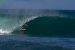 SWELL EPIC MUSIM DINGIN DI PIPELINE