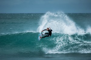 MICK FANNING ALAMI CEDERA, KEMUNGKINAN IA AKAN ABSEN DI J-BAY