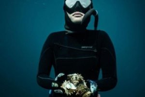 BEGINILAH CARA PECINTA FREE DIVING MENCINTAI CALON ANAKNYA