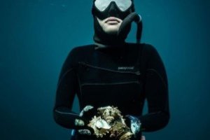 BEGINILAH CARA PECINTA FREE DIVING MENCINTAI CALON ANAKNYA