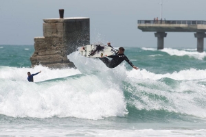 SURFER AFRIKA SELATAN SEDANG BERUSAHA MENDAPAT REKOR GUINNESS