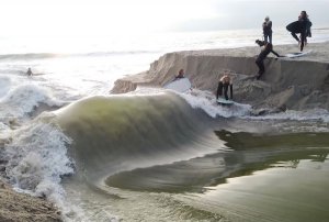 PARA SURFER INI MEMBUAT OMBAK DARI SUNGAI