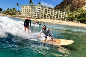 JASON &quot;AQUAMAN&quot; MOMOA MENCIPTAKAN SURFBOARD RAMAH LINGKUNGAN