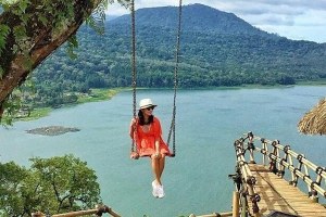 JIKA KE BALI, SEMPATKAN BERSELFIE RIA DI ATAS DANAU BUYAN YANG LAGI NGETREND INI!