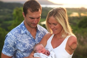 BETHANY HAMILTON : MELAHIRKAN ANAK LAKI-LAKI